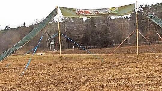 Mit diesem Gestell wurden die Dimensionen des geplanten Straßendammes verdeutlicht. Foto: Petra Malbrich