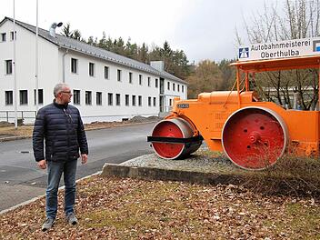 Erich Pfister, der Leiter der Autobahnmeisterei Oberthulba, mit der Museumswalze vor dem generalsanierten Dienstgebäude, in das er mit seinen Mitarbeitern wieder in der zweiten Märzwoche einzieht. Foto: Sigismund von Dobschütz