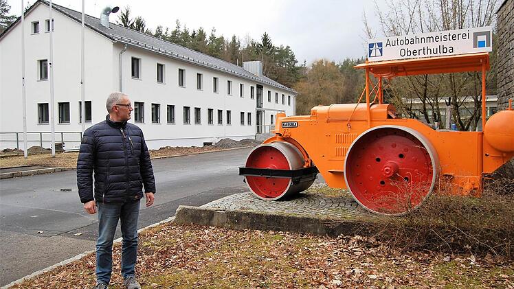 Erich Pfister, der Leiter der Autobahnmeisterei Oberthulba, mit der Museumswalze vor dem generalsanierten Dienstgebäude, in das er mit seinen Mitarbeitern wieder in der zweiten Märzwoche einzieht. Foto: Sigismund von Dobschütz