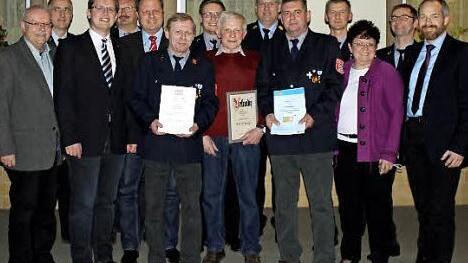 Alfred Popp (Mitte) sowie Udo (links daneben) und Wolfgang B&ouml;hner wurden f&uuml;r ihre Treue und Einsatzbereitschaft geehrt. Foto: privat