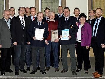 Alfred Popp (Mitte) sowie Udo (links daneben) und Wolfgang Böhner wurden für ihre Treue und Einsatzbereitschaft geehrt. Foto: privat