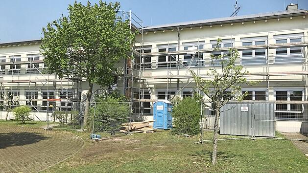 Die Bauarbeiten an der Poxdorfer Schule laufen.  Foto: Dagmar Niemann