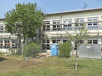 Die Bauarbeiten an der Poxdorfer Schule laufen.  Foto: Dagmar Niemann