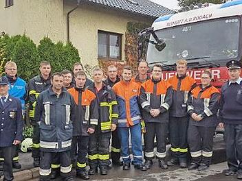 Die erfolgreichen Teilnehmer der Feuerwehren Redwitz und Obristfeld mit (von rechts) KBI Hermann Schuberth und Jürgen Sliwinski sowie (von links) KBM Klaus Meusel, Bürgermeister Christian Mrosek und Stützpunktkommandant Alexander Preißinger Foto: Thomas Micheel