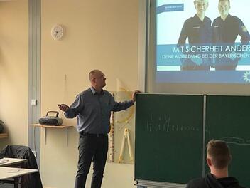 Die Polizei Bad Kissingen informierte in Hammelburg über ihr Berufsbild. Foto: F. Scheckenbach,