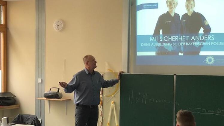 Die Polizei Bad Kissingen informierte in Hammelburg über ihr Berufsbild. Foto: F. Scheckenbach,