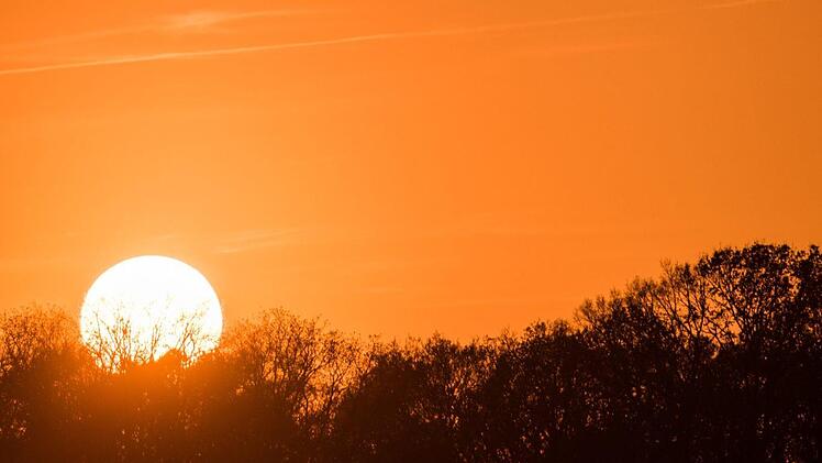 In Franken gab es schon jetzt erste Wärmerekorde. Schlechte Nachrichten für wetterfühlige Menschen: Nächste Woche droht der Temperatursturz. Symbolbild Tegeler See. Foto: Christophe Gateau/dpa
