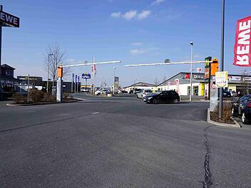 Die Gemeinde hat bereits Schranken installiert, um Lastwagen an der Einfahrt zu hindern. Foto: Richard Sänger (Archiv)