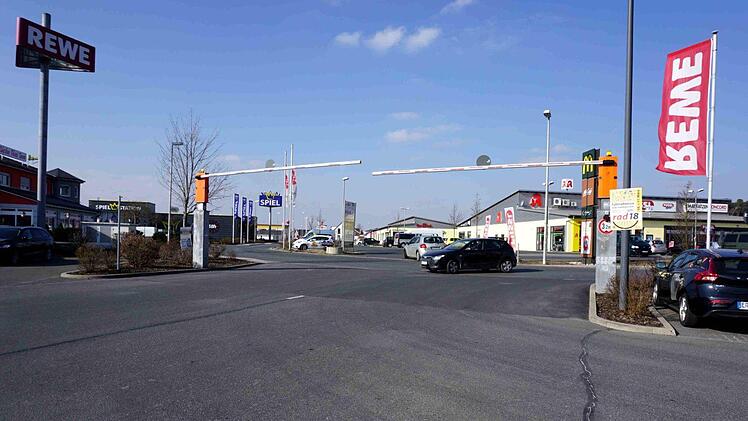 Die Gemeinde hat bereits Schranken installiert, um Lastwagen an der Einfahrt zu hindern. Foto: Richard Sänger (Archiv)