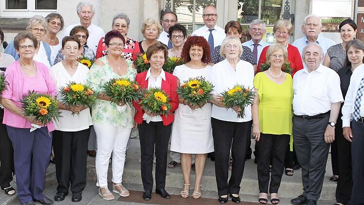 Beim 70. Jubiläumsfest des Volkschores Kronach wurde eine ganze Reihe aktive Sängerinnen und Sängern sowie langjährige Vereinsmitglieder ausgezeichnet. Mit im Bild die Ehrengäste. Foto: Michael Wunder
