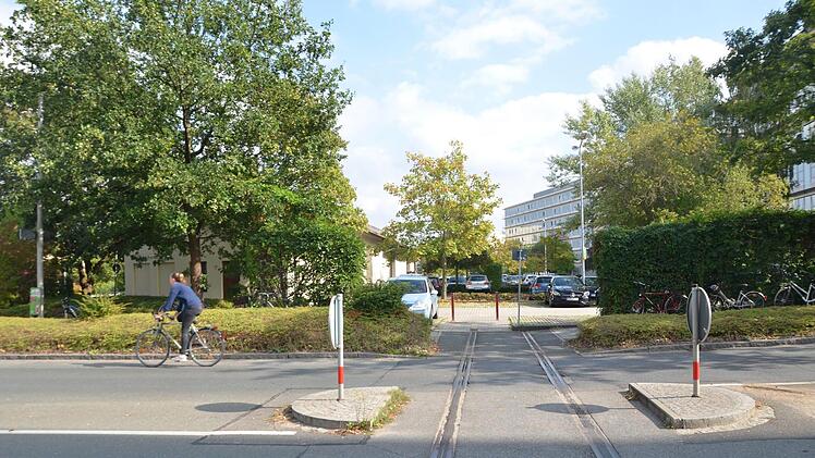 Erinnerung an vergessene Zeiten: Die Schiene verläuft im Niemandsland. Vier Gruppierungen halten an einer Reaktivierung der Aurachtalbahn fest, während der Stadtrat am Mittwoch beschließen soll, das Endstück der einstigen Bahntrasse von der Bindung freizustellen.  Foto: Bernhard Panzer