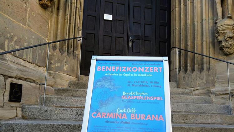 Der Deutsche Ärztechor und das Deutsche Ärzteorchester proben unter der musikalischen Leitung von Alexander Mottok für ihr Benefizkonzert, das am Samstag in derMorizkirche stattfindet.Foto: Jochen Berger