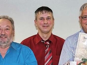 Für 600 Einsätze wurde Lothar Heimlich (links) und für 500 Spiele Jürgen Oppelt (rechts) von Sportwart Matthias Gercke ausgezeichnet.