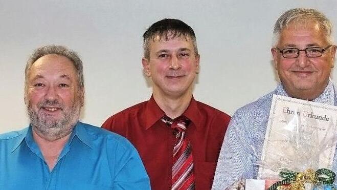 Für 600 Einsätze wurde Lothar Heimlich (links) und für 500 Spiele Jürgen Oppelt (rechts) von Sportwart Matthias Gercke ausgezeichnet.