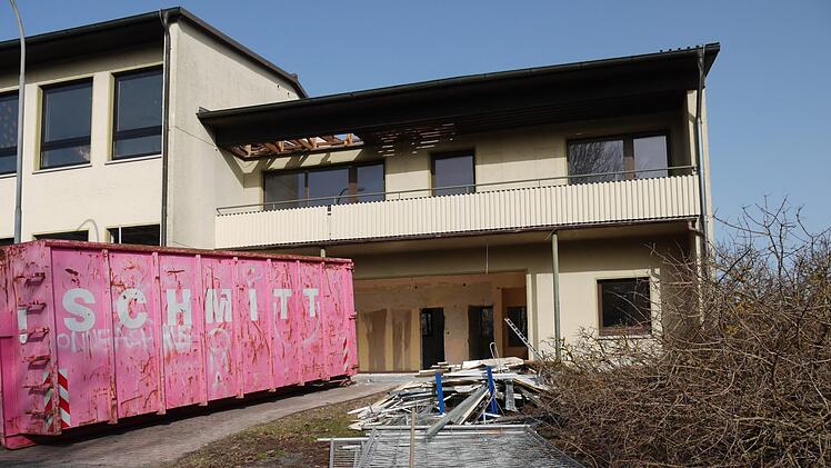Noch steht der alte Kindergarten in Volkers. Aber nicht mehr lange, denn die Rückbauarbeiten haben begonnen. Foto: Rebecca Vogt