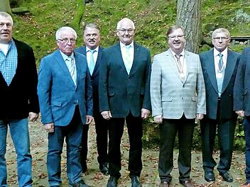 Geehrte und Offizielle beim Ehrungsempfang der Gemeinde Trebgast (von rechts): Werner Diersch, Bürgermeister Herwig Neumann, Manfred Reitmeier, Albert Kolb, Helmut Küfner, Landrat Klaus Peter Söllner, Emil Lauterbach, Günter Teufel und Zweiter Bürgermeister Ingo Moos