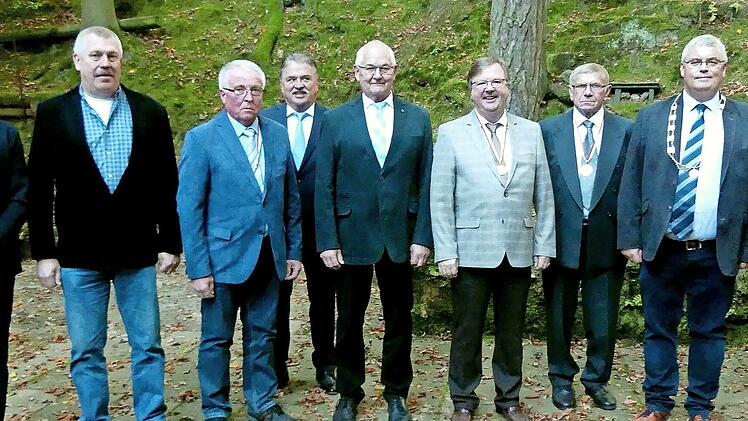 Geehrte und Offizielle beim Ehrungsempfang der Gemeinde Trebgast (von rechts): Werner Diersch, Bürgermeister Herwig Neumann, Manfred Reitmeier, Albert Kolb, Helmut Küfner, Landrat Klaus Peter Söllner, Emil Lauterbach, Günter Teufel und Zweiter Bürgermeister Ingo Moos