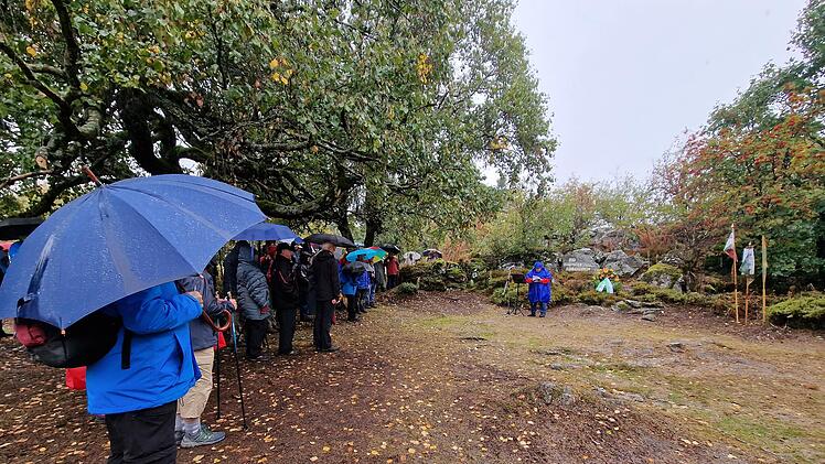 Die 99. Heidelsteinfeier des Rhönklubs fand bei strömendem Regen statt. Foto: Marion Eckert