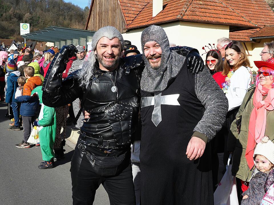 Buntes Faschingstreiben lockte tausende Besucher an.