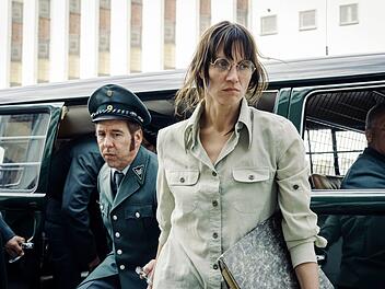 Ulrike Meinhof (Tatiana Nekrasov) kommt in der JVA Stuttgart Stammheim an. Die Ex-Journalistin wirkt in der Gruppe der übrigen Gefangenen etwas isoliert.