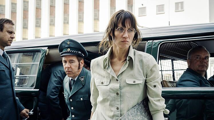Ulrike Meinhof (Tatiana Nekrasov) kommt in der JVA Stuttgart Stammheim an. Die Ex-Journalistin wirkt in der Gruppe der übrigen Gefangenen etwas isoliert.