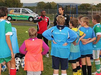Das DFB-Mobil mit den geschulten Trainern machte auf dem Sportgelände des FC Wacker Station.  Foto: Mathias Erlwein