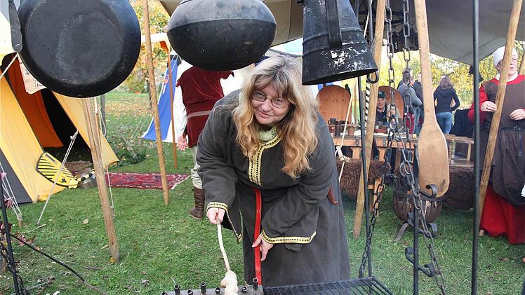 Steckerlbrot auf dem offenen Feuer gab es im mittelalterlichen "Vereinigten teutschen Lager" auf dem Hof Henning in Völkersleier.