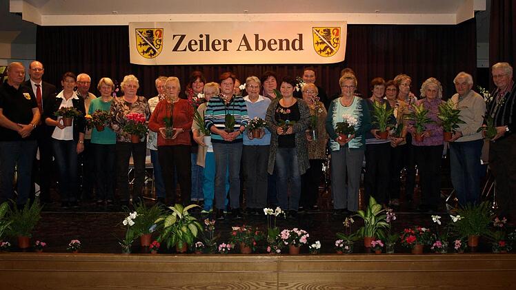 Gerne nahmen die Zeiler eine Pflanze bei der Blumenschmuckprämierung für 2013 entgegen. Foto: Wolfgang Ortloff