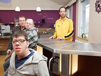 Stolz auf das erste Gemeinschaftsprodukt aller Bereiche: Werkstattleiter Thomas Porkristl (hinten links) präsentiert zusammen mit Johannes Büttner (vorne), Werner Lichtlein und Jörgen Weiss (rechts) die neuen Universaltische. Foto: Arkadius Guzy