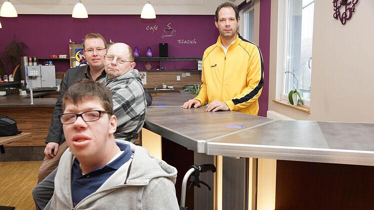 Stolz auf das erste Gemeinschaftsprodukt aller Bereiche: Werkstattleiter Thomas Porkristl (hinten links) präsentiert zusammen mit Johannes Büttner (vorne), Werner Lichtlein und Jörgen Weiss (rechts) die neuen Universaltische. Foto: Arkadius Guzy