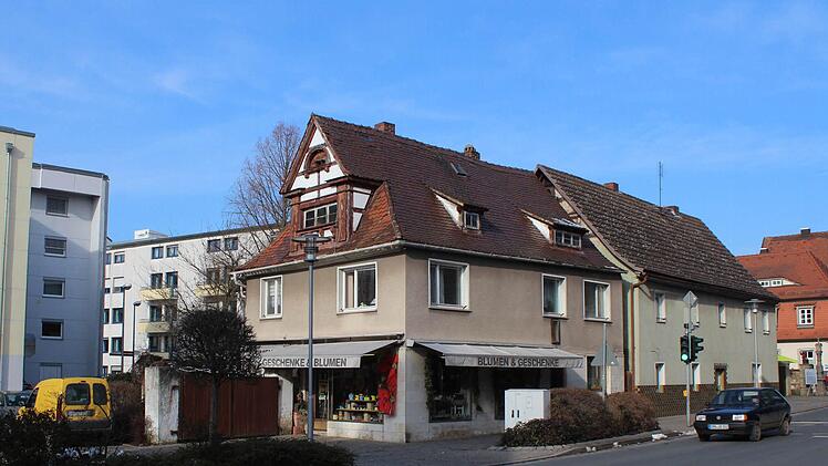 Diese beiden Häuser im Sanierungsgebiet will die Stadt erwerben und den Grund dem Krankenhaus zur Verfügung stellen. Foto: Andreas Dorsch