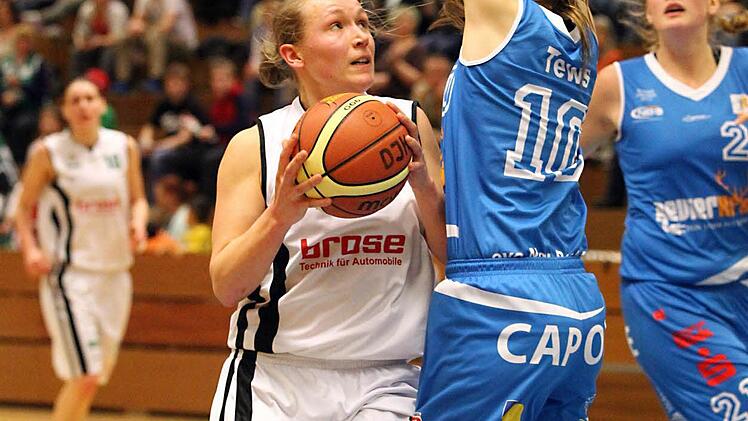 Mara M&uuml;nder beim Korbleger