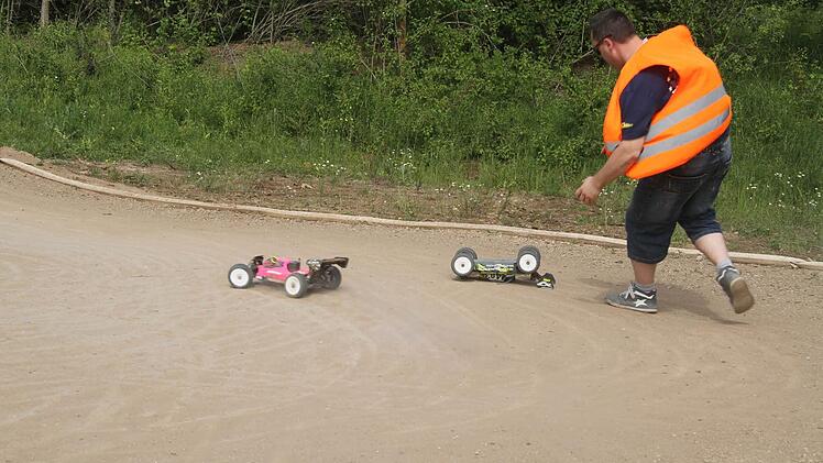 Beim ersten Rennen kamen auch die Streckenposten ganz schön ins Schwitzen - immer wieder mussten sie die Autos drehen.