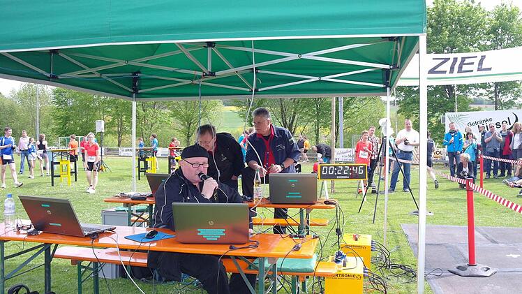 Mit Organisator Stefan Will und viel Technik geht auch die Auswertung schnell.