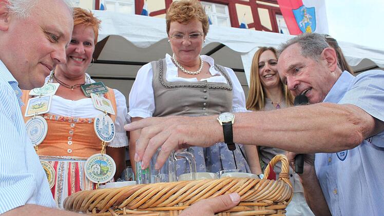 Der Preis des Wissen: Ein Präsentkorb mit fränkischen Schmackhaftigkeiten ging an das Damenteam aus Angelika Hümmer, Monika Hohlmeier, Anna Maria Schneider und - von Walter Mackert verdeckt - Thermenkönigin Madelaine I. Foto: Markus Häggberg