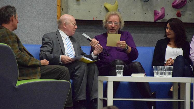 Thomas Gottschalk im Gespräch mit seinem früheren Lehrer Alfred Biedermann. Fotos: Ronald Rinklef