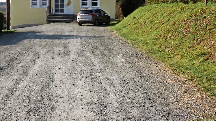 Lediglich eine Trampelpiste führt seit dem Bau in Unterzaubach hin zum Vereinsheim des Stadtsteinacher Musikvereins. Sie soll in nächster Zeit vielleicht gepflastert, zumindest aber besser gestaltet werden. Foto: Klaus Klaschka
