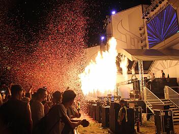 Feuershows beim Open Beatz heizten den Besuchern direkt vor der Bühne richtig ein. Foto: Melina Münchow