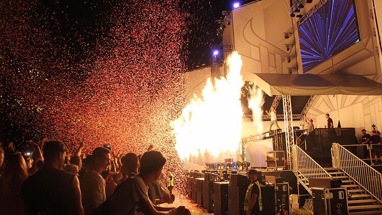 Feuershows beim Open Beatz heizten den Besuchern direkt vor der Bühne richtig ein. Foto: Melina Münchow