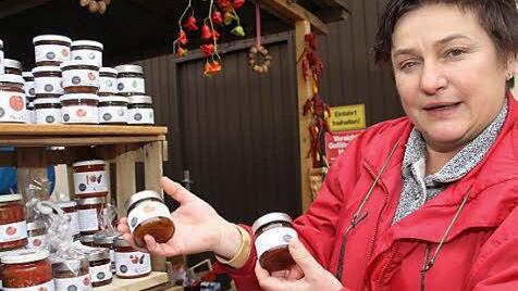 Helga Dressel aus Grundfeld hat ihre umfangreiche Tomatenernte auf vielfältige Art konserviert und zum Verkauf angeboten.