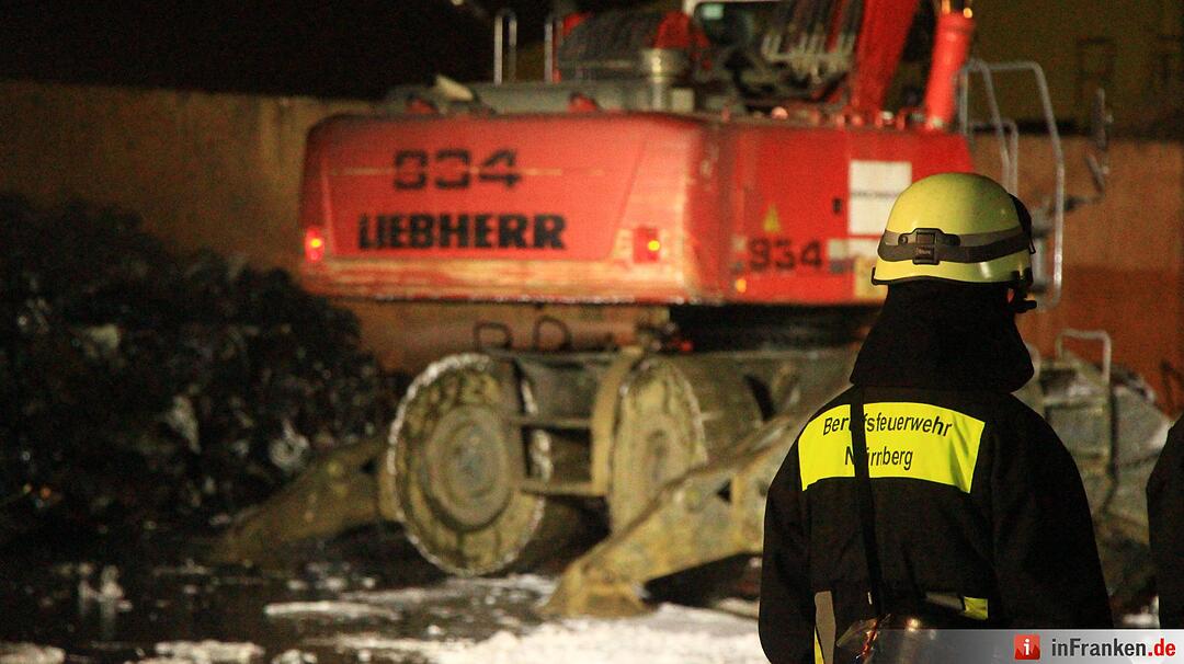 Großbrand im Nürnberger Hafengebiet - Anwohner sollten Fenster und Türen geschlossen halten