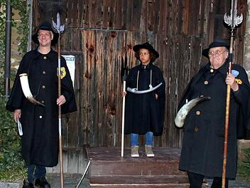 In Bad Rodach sind ab sofort wieder die Nachtwächter unterwegs. Zum traditionellen Auftakt am historischen Pulverturm präsentierte der dienstälteste Nachwächter Karl-Heinz Engelhardt (rechts) mit Karl Fadler und dem siebenjährigen José Ramón Kienel am Donnerstagabend zwei Neue an seiner Seite. Foto: Bettina Knauth