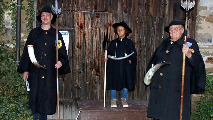 In Bad Rodach sind ab sofort wieder die Nachtwächter unterwegs. Zum traditionellen Auftakt am historischen Pulverturm präsentierte der dienstälteste Nachwächter Karl-Heinz Engelhardt (rechts) mit Karl Fadler und dem siebenjährigen José Ramón Kienel am Donnerstagabend zwei Neue an seiner Seite. Foto: Bettina Knauth