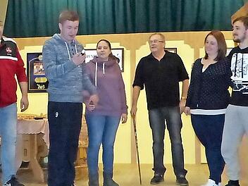 Fleißig wird auf der Bühne des Reichenbacher Burschenheims geprobt.  Foto: Klaus Peter Wulf