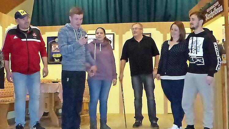 Fleißig wird auf der Bühne des Reichenbacher Burschenheims geprobt.  Foto: Klaus Peter Wulf