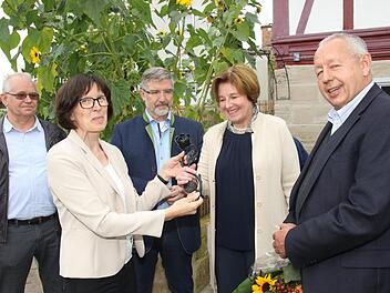 Ralph Wöhner, Christine Heider und Michael Busch überreichen die "Eiserne Rose" an Christine und Peter Wiest ( von links). Foto: Michael Stelzner
