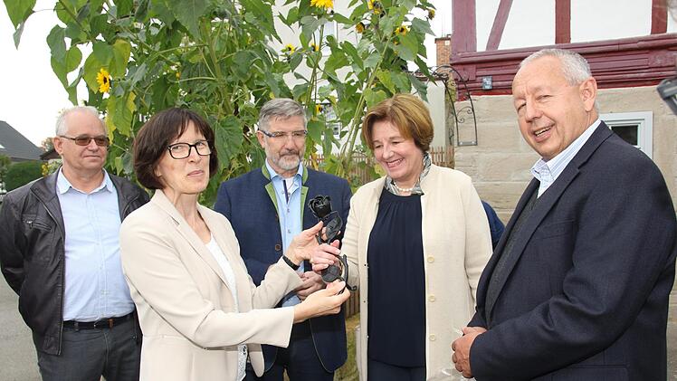 Ralph Wöhner, Christine Heider und Michael Busch überreichen die "Eiserne Rose" an Christine und Peter Wiest ( von links). Foto: Michael Stelzner
