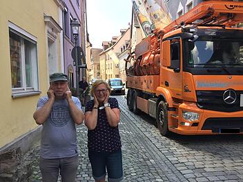Immerzu Lärm durch Autos, Lkw, Motorräder; Matthias Hahn und Ilse Täuber wohnen in der Fischergasse. Durch die schmale Straße quält sich derzeit der ganze Verkehr, der aus der oberen Stadt kommt. Foto: Jürgen Gärtner