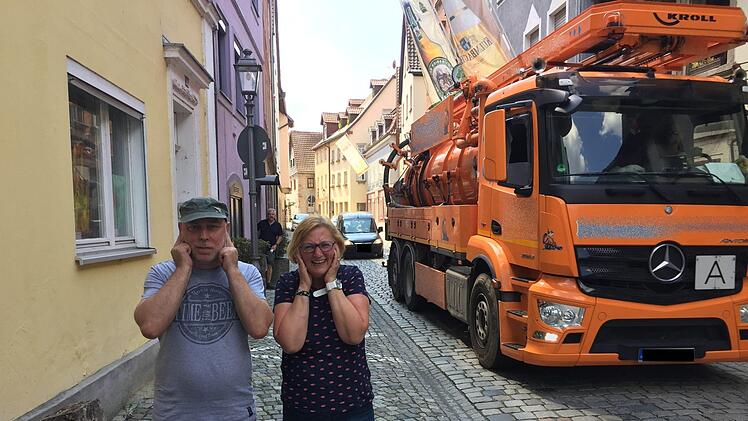 Immerzu Lärm durch Autos, Lkw, Motorräder; Matthias Hahn und Ilse Täuber wohnen in der Fischergasse. Durch die schmale Straße quält sich derzeit der ganze Verkehr, der aus der oberen Stadt kommt. Foto: Jürgen Gärtner