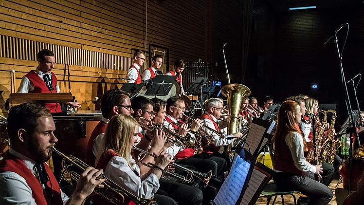 Impressionen vom Weihnachtskonzert mit dem Jugendorchester und dem Musikverein Stadt Rödental in der fast ausverkauften Franz-Goebel-Halle.Foto: Jochen Berger